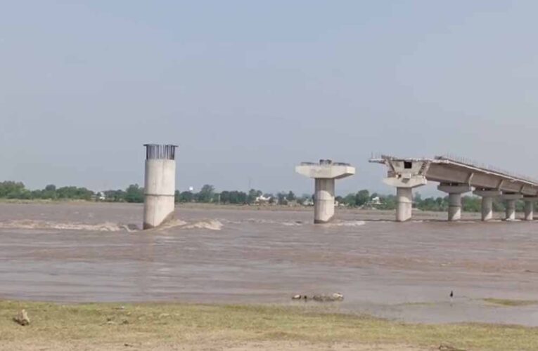 चिनाब के किनारे अधूरा पुल बना खतरा: एक ओर पाकिस्तान की गोलियां, दूसरी ओर बाढ़ का डर