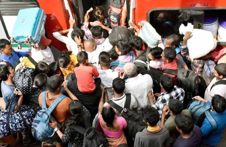 रेल हादसा या प्रशासनिक विफलता? 12 हजार स्पेशल ट्रेनें कहां, लोग छतों पर लटके! राहुल गांधी का हमला