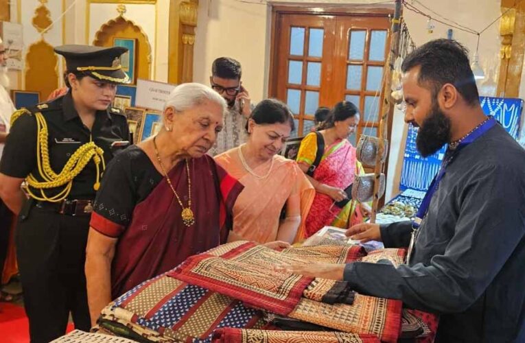 लखनऊ में क्राफ्टरूट्स प्रदर्शनी में मध्यप्रदेश की बाग प्रिंट कला का प्रदर्शन