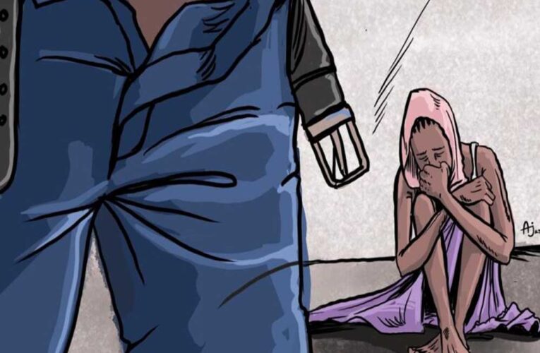 पांच लोगों ने पुलिस बनकर घुसकर की 1 लाख रुपये की मांग, पीड़िता पर लगाए गंभीर आरोप