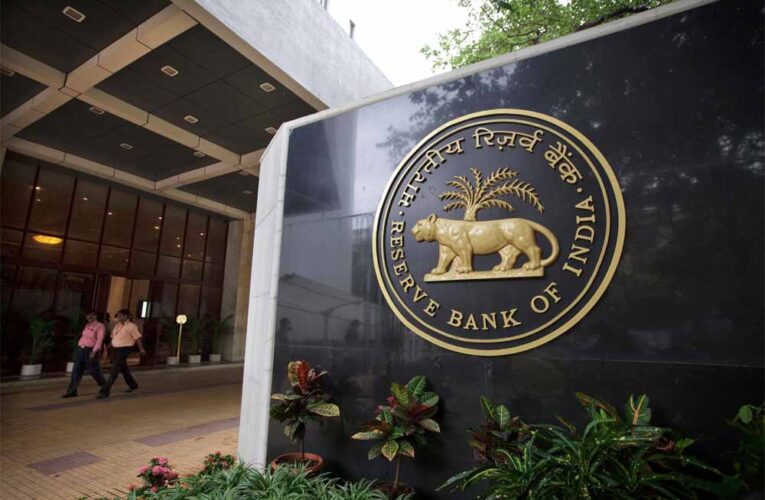 RBI की बड़ी कार्रवाई: इस बैंक से ग्राहक सिर्फ 10,000 रुपए ही निकाल पाएंगे