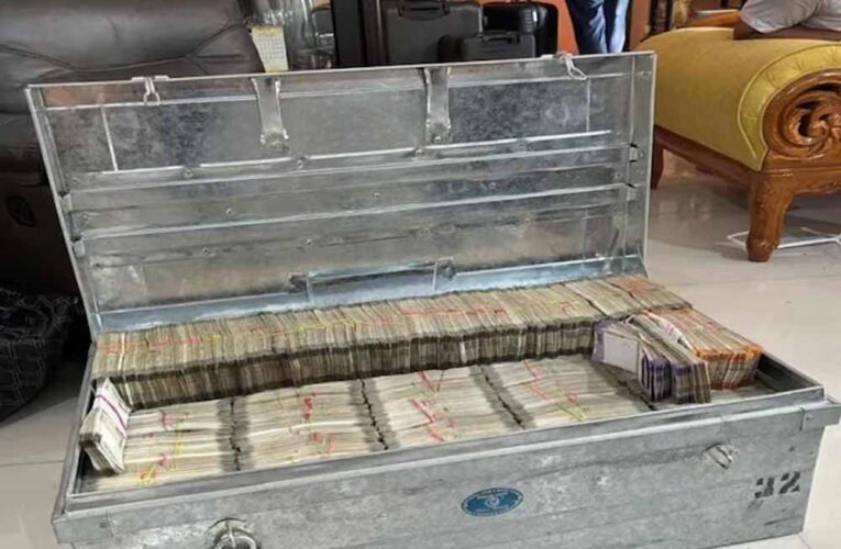 CBI की बड़ी कार्रवाई: 10 लाख रुपये लेते रंगे हाथों पकड़ा गया सरकारी अफसर, घर से बरामद हुआ पेटी भर पैसा!