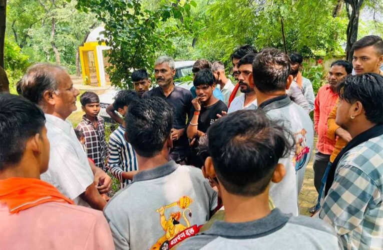 नवरात्र व्रत पर स्कूल लेट पहुंचीं छात्राएं, शिक्षक ने बनाया मुर्गा, बजरंग दल का विरोध प्रदर्शन