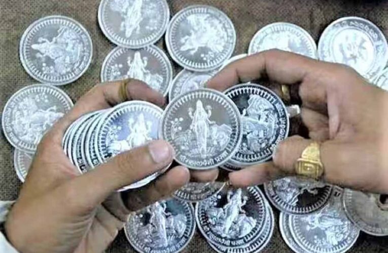त्योहारी सीजन में नकली चांदी के सिक्कों का धंधा चरम पर, मिलावटखोरों से रहें सावधान!