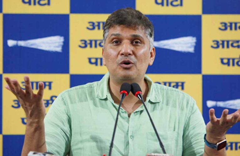 दिल्ली के सरकारी अस्पतालों में दवा संकट! मरीजों के परिजन मुफ्त दवाओं के लिए भटकते नजर आए