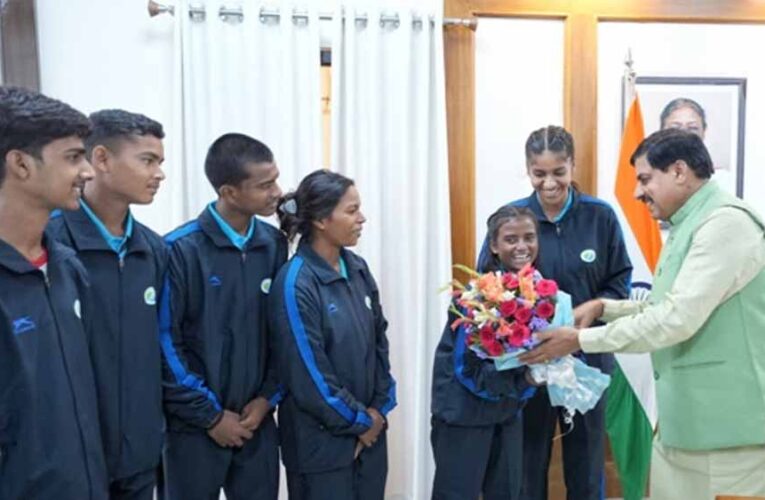 जर्मनी से पहले शहडोल पहुंचे ‘मिनी ब्राजील’ विचारपुर के खिलाड़ी, सीएम मोहन यादव ने किया सम्मान