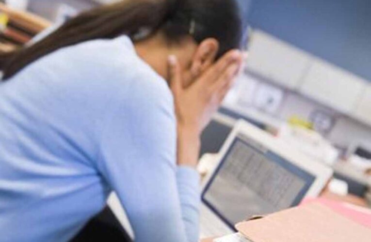 दिन भर बैठे रहना कर सकता है स्वास्थ्य को नुकसान! आयुर्वेद से पाएं तुरंत राहत