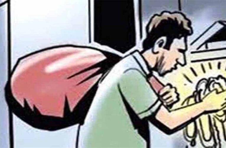 मध्यप्रदेश में सड़क पर ठगी! युवक ने कारोबारी की पत्नी से गहने छीने