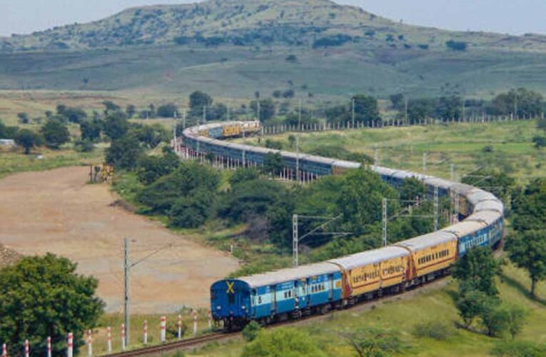त्योहार से पहले ट्रेनों में जबरदस्त भीड़, स्लीपर और एसी में सीटें फुल, यात्री परेशान