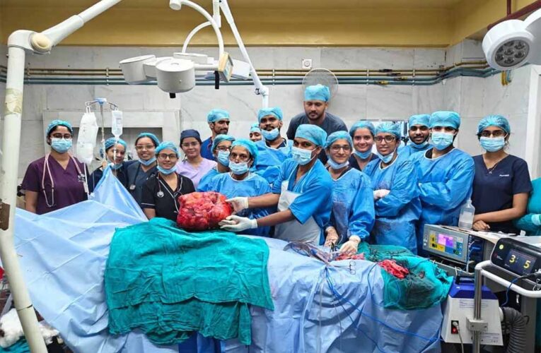 दिल्ली में चमत्कार: 19 साल की लड़की के पेट से 10 Kg का ट्यूमर निकाला, डॉक्टरों ने दी नई जिंदगी