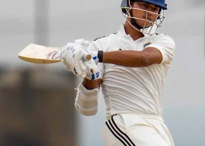दिल्ली टेस्ट में यशस्वी जायसवाल का धमाका: ठोका शानदार शतक, रचा अनोखा रिकॉर्ड
