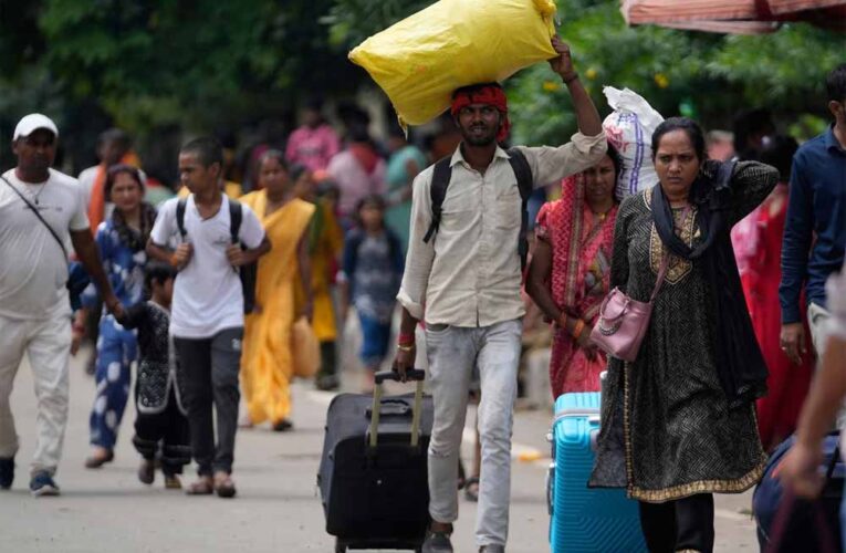 यात्रीगण सतर्क रहें! दिल्ली-मुंबई समेत कई बड़े स्टेशनों पर प्लेटफॉर्म टिकट की बिक्री बंद