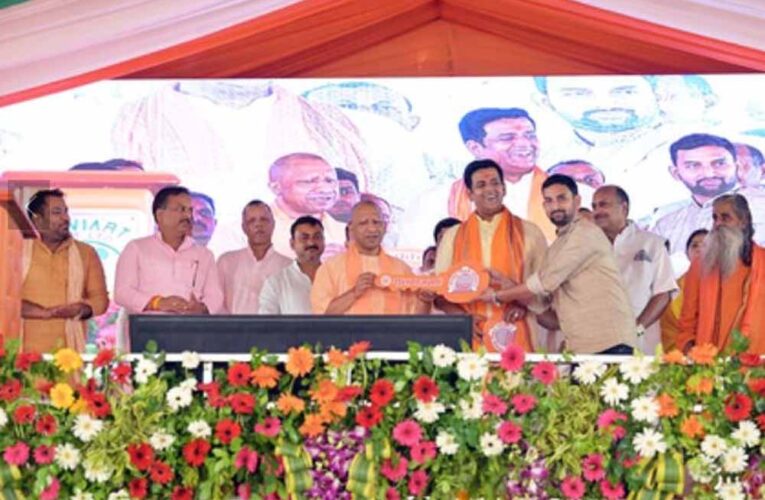 दीपावली से पहले खुशियों का तोहफा: सीएम योगी ने गोरखपुर में 160 परिवारों को फ्लैट की चाबी सौंपी