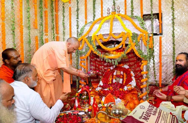 बाबा साहब के संविधान में चोरी-छिपे डाला गया धर्म निरपेक्ष शब्द : योगी आदित्यनाथ