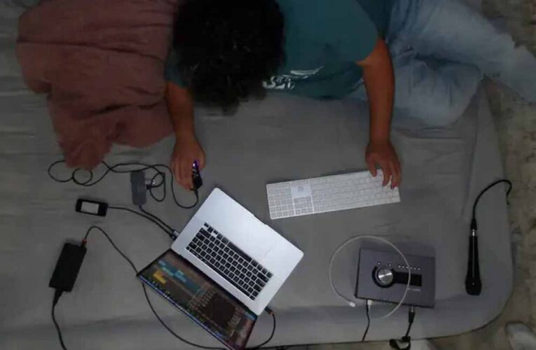 बिस्तर पर लैपटॉप चलाना पड़ेगा भारी, मदरबोर्ड जलने का बढ़ जाता है खतरा