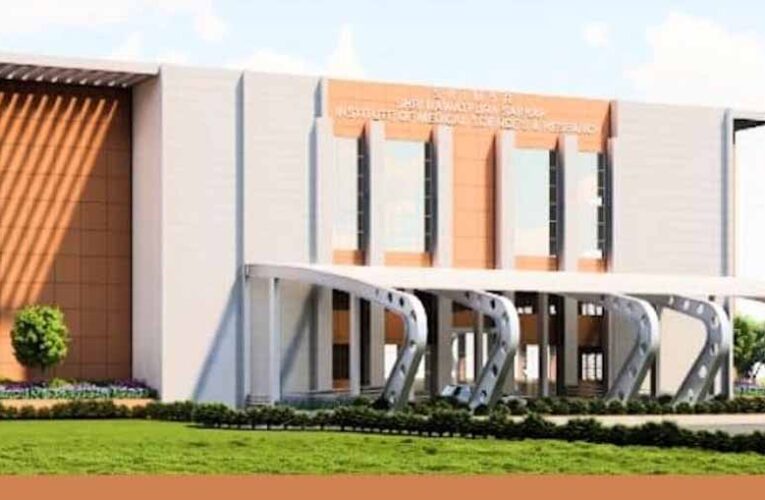 देशभर में ईडी की बड़ी कार्रवाई: रावतपुरा सरकार और 7 मेडिकल कॉलेजों पर छापे, लेन-देन की जांच तेज