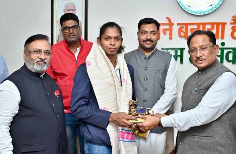 मुख्यमंत्री साय ने महिला कबड्डी विश्व कप की स्टार खिलाड़ी संजू देवी को दी बधाई