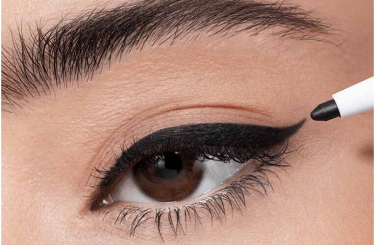 घर पर ही बनाएं बाजार जैसा जेल आईलाइनर