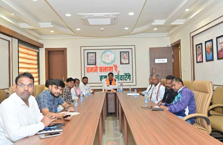 शिक्षा मंत्री गजेन्द्र यादव ने नवा रायपुर निवास में सुना प्रधानमंत्री नरेंद्र मोदी के ‘मन की बात’ का 128वां एपिसोड