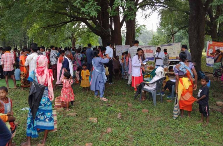 बीजापुर में विकास की दस्तकः धुर माओवाद प्रभावित क्षेत्र के सात गांवों में पहली बार लगा मेगा हेल्थ कैंप