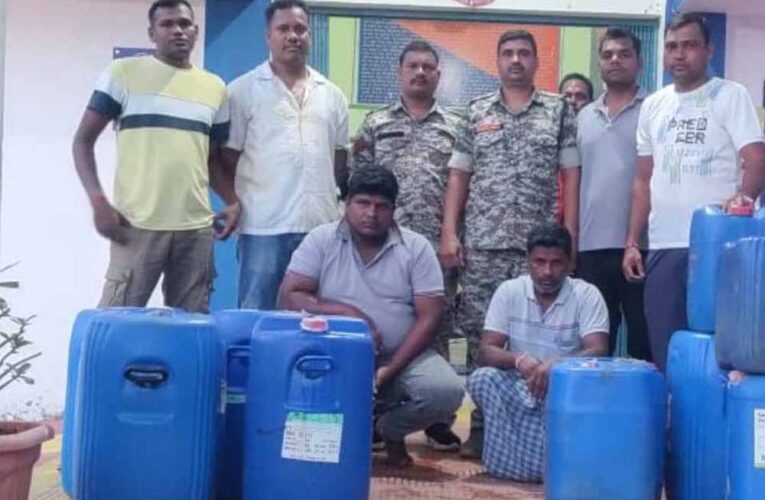 छत्तीसगढ़ में अवैध ताड़ी कारोबार का पर्दाफाश: 520 लीटर ताड़ी जब्त, तेलंगाना के पिता-पुत्र गिरफ्तार