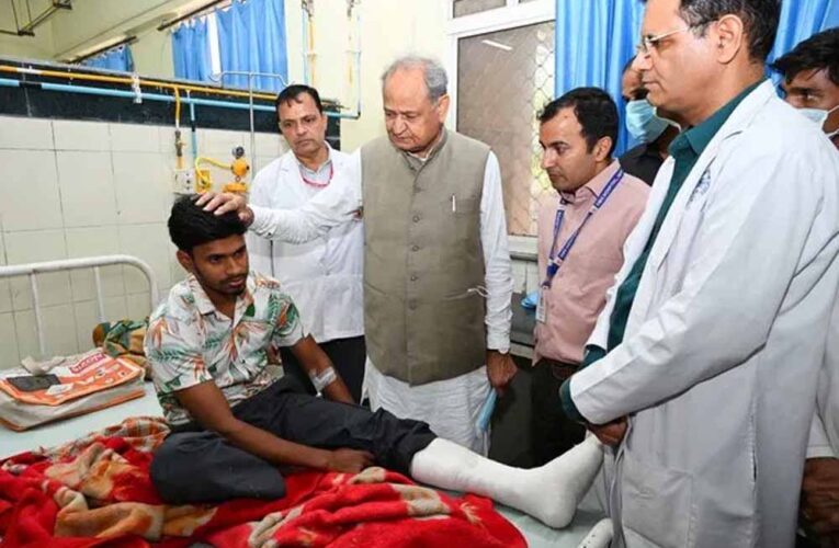 हरमाड़ा हादसे के घायलों से मिले गहलोत, सरकार पर लगाया संवेदनहीनता का आरोप