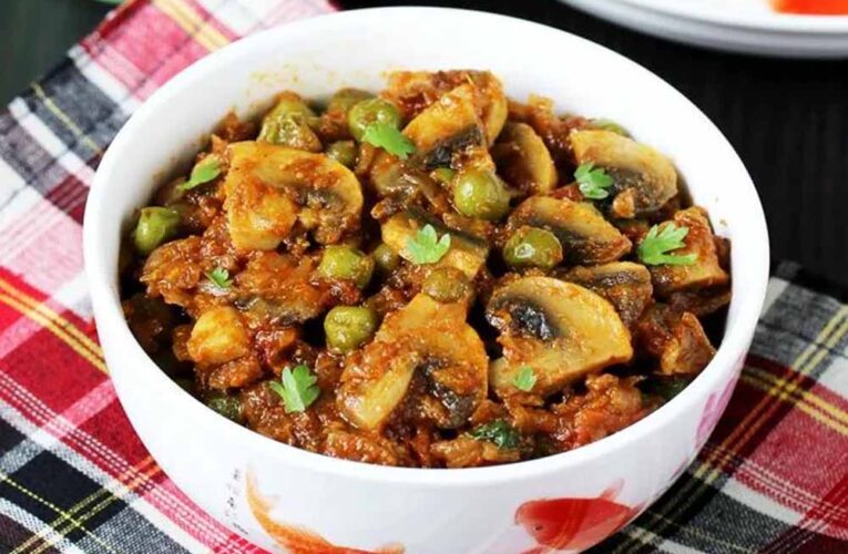 लंच के लिए बेस्ट डिश: मिनटों में बनाएं स्वादिष्ट मटर-मशरूम की सब्जी