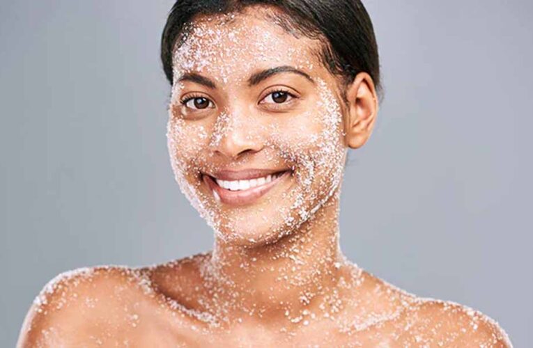 डेड स्किन हटाने के लिए बेस्ट 5 बॉडी स्क्रब्स: पाएँ मुलायम और ग्लोइंग स्किन