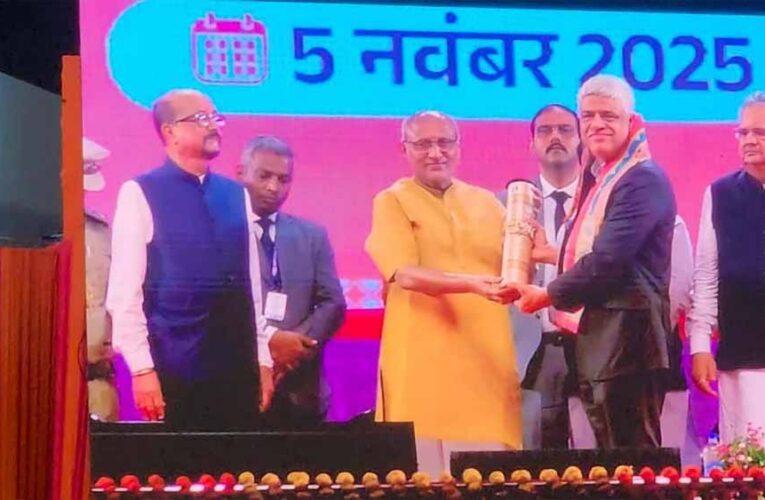 लंदन में मनीष तिवारी का जलवा: उपराष्ट्रपति ने किया ‘छत्तीसगढ़ अप्रवासी भारतीय सम्मान’ से सम्मानित