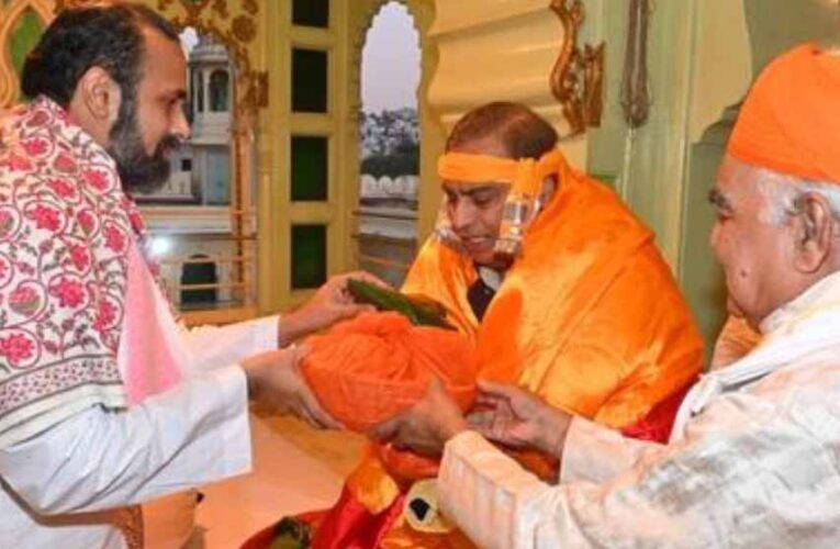 श्रीनाथजी के दर्शन को पहुंचे मुकेश अंबानी, करेंगे 100 कमरों का वरिष्ठ सेवा सदन निर्माण