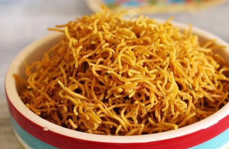 बाजार जैसी कुरकुरी आलू भुजिया सेव बनाएं घर पर — आसान रेसिपी और शानदार स्वाद!