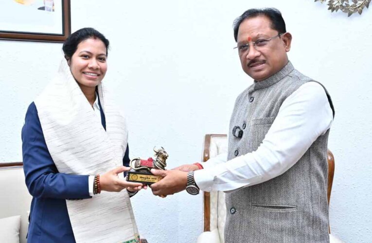 वर्ल्ड कप विजेता भारतीय महिला क्रिकेट टीम की फिजियोथेरेपिस्ट आकांक्षा सत्यवंशी ने मुख्यमंत्री से की मुलाकात