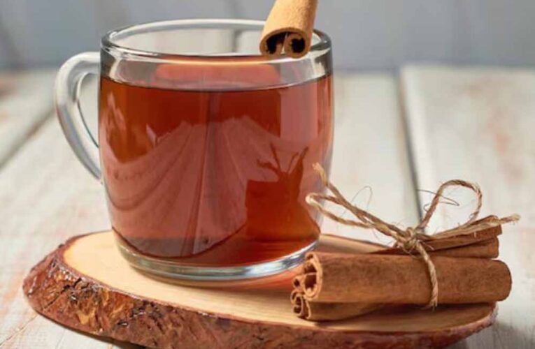 वजन घटाने से शुगर कंट्रोल तक: जानिए दालचीनी वाले पानी के चमत्कारी फायदे