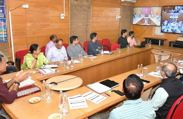 तैयारियां पूरी: मतदान दल पोलिंग बूथों के लिए रवाना