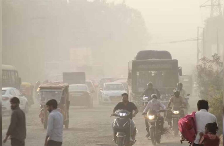 राजधानी में प्रदूषण का कहर: कई इलाकों में AQI 400 के पार, लोगों को सांस लेने में परेशानी