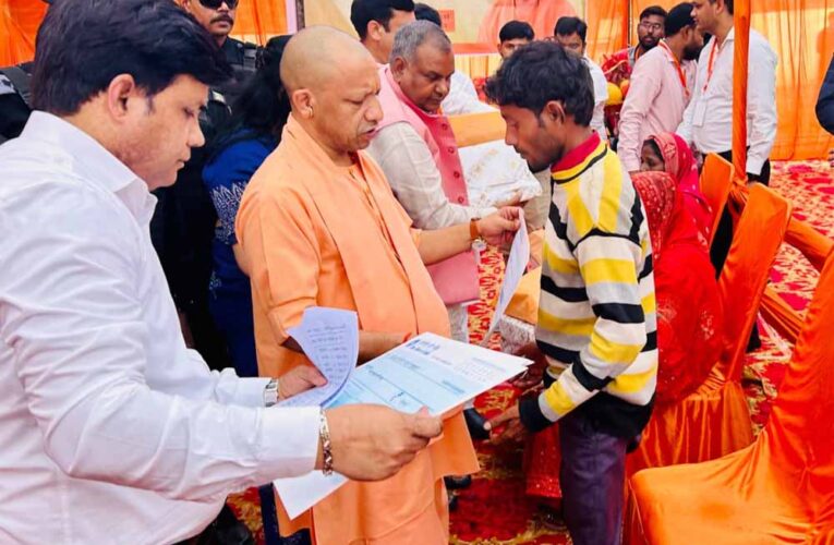 सीएम योगी ने एक माह में भरथापुर के पीड़ित परिवारों को विस्थापित करने के दिए निर्देश, 21 करोड़ 55 लाख स्वीकृत