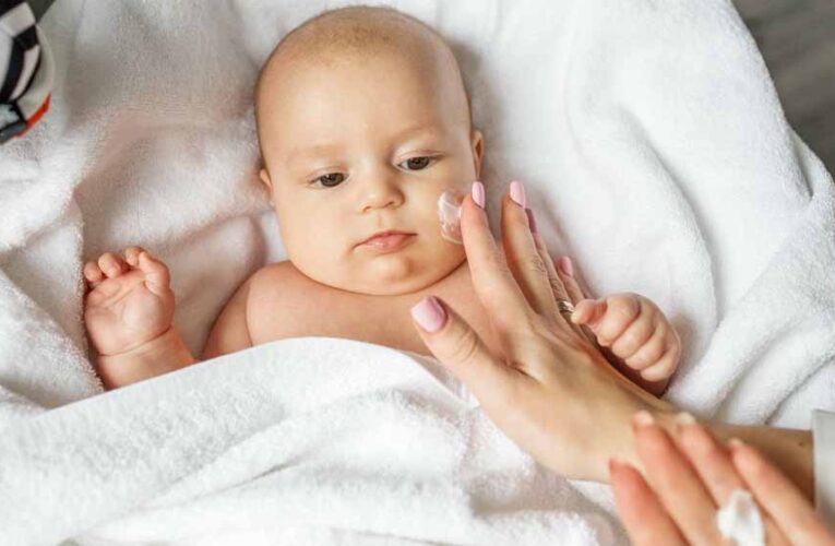 इन आसान टिप्स से बच्चे की स्किन हमेशा रहेगी सॉफ्ट और ग्लोइंग