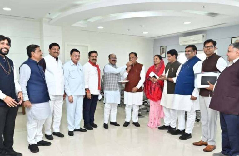 बिहार चुनाव में एनडीए की ऐतिहासिक प्रदर्शन: जश्न में डूबा साय कैबिनेट, मुख्यमंत्री ने बांटी मिठाई