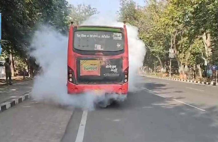 राजधानी में चलती BCLL बस में लगी अचानक आग, ड्राइवर-कंडक्टर ने कूदकर बचाई जान