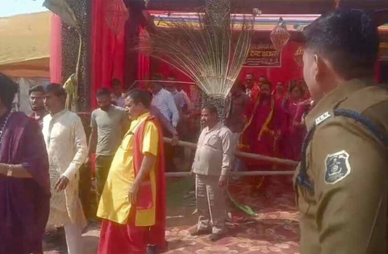 कथावाचक आशुतोष महाराज विवादित बयान के बाद कथा स्थल से गिरफ्तार