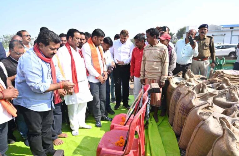 उपमुख्यमंत्री विजय शर्मा ने महराजपुर से धान खरीदी का किया शुभारंभ