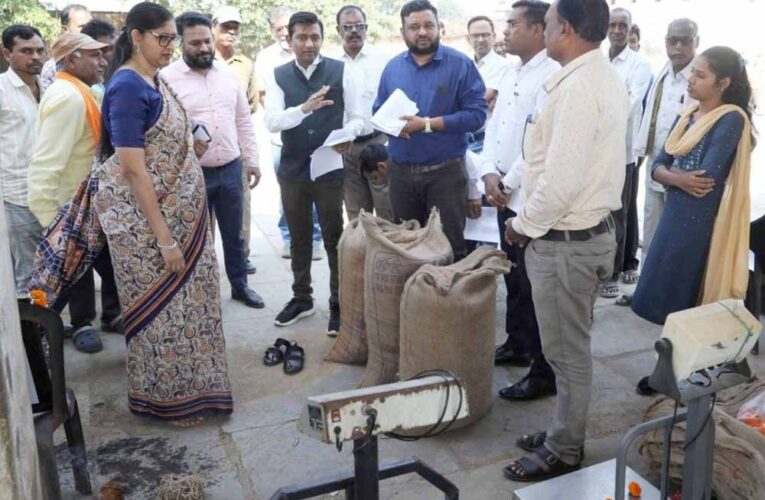 कांकेर जिले के धान खरीदी केंद्रों की व्यवस्था का लिया जायज़ा : सचिव रीना बाबा साहेब कंगाले ने