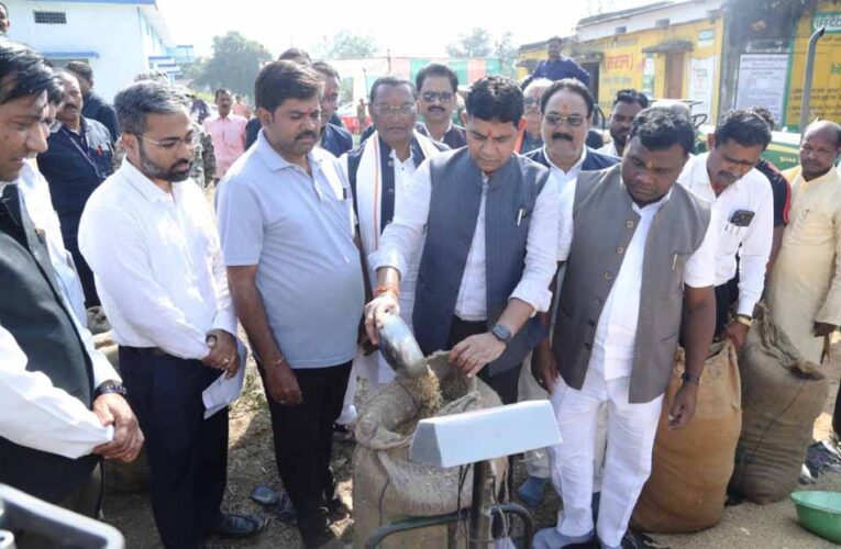 राजस्व मंत्री टंकराम वर्मा ने कांकेर जिला के मालगांव खरीदी केन्द्र में पूजा अर्चना कर धान खरीदी का किया शुभारंभ