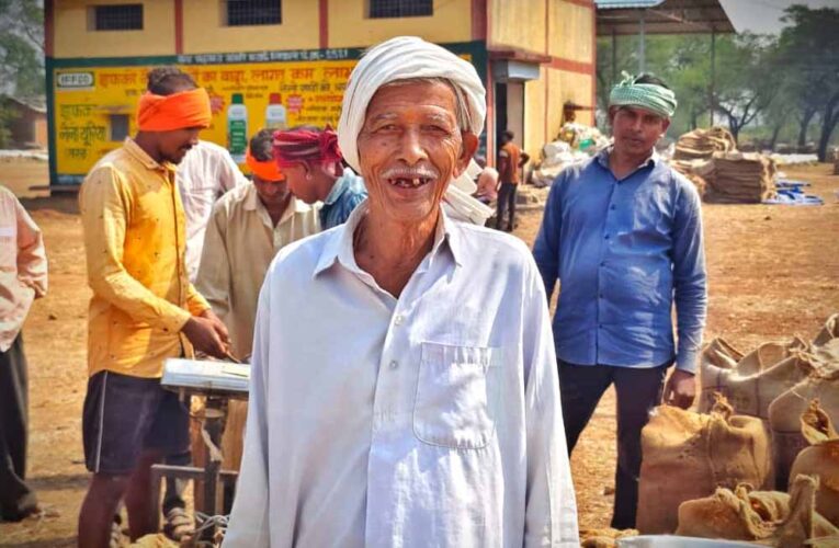 धान विक्रय में हुई सुगमता से प्रसन्नचित है बुजुर्ग किसान कोल्हु राम साहू