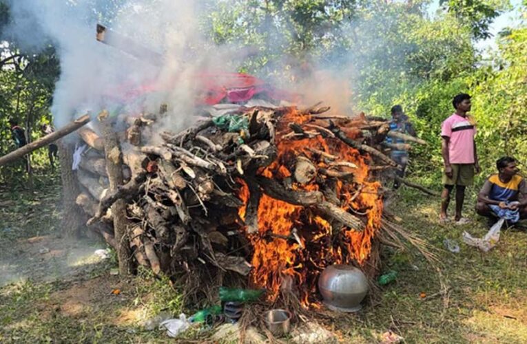 मुठभेड़ में मारे गए नक्सली हिड़मा का अंतिम संस्कार, पत्नी राजे को लाल जोड़े में विदाई