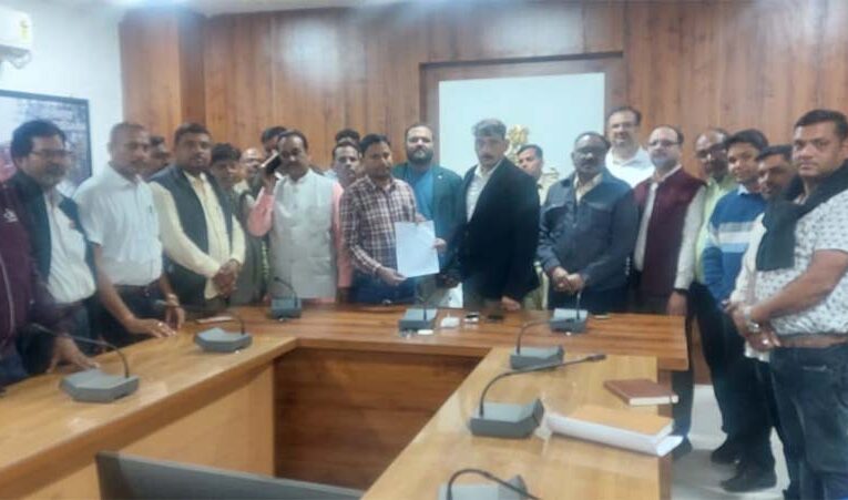 कबीरधाम में सहकारी समिति प्रबंधकों और ऑपरेटर्स की हड़ताल स्थगित