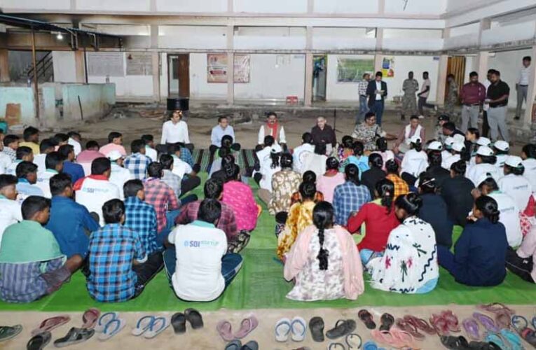 पुनर्वासित युवाओं के साथ उपमुख्यमंत्री ने लगाई चौपाल, खुद बैठकर युवाओं के बनवाये आधारभूत दस्तावेज