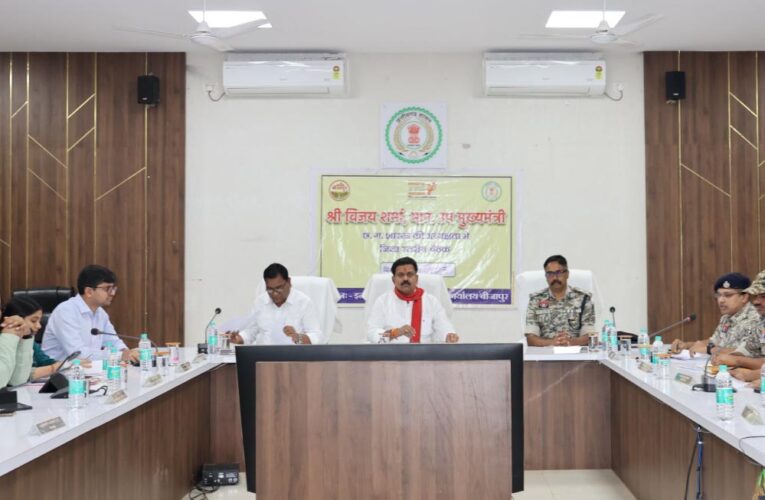 रायपुर : उपमुख्यमंत्री  विजय शर्मा ने बीजापुर में नक्सल उन्मूलन एवं अंदरूनी क्षेत्रों में विकास कार्यों की ली समीक्षा