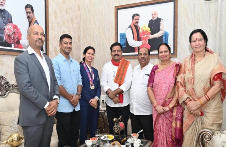 रायपुर : उपमुख्यमंत्री  विजय शर्मा मिले वर्ल्ड कप विजेता भारतीय महिला क्रिकेट टीम की फिजियोथेरेपिस्ट आकांक्षा सत्यवंशी से, दी शुभकामनाएं