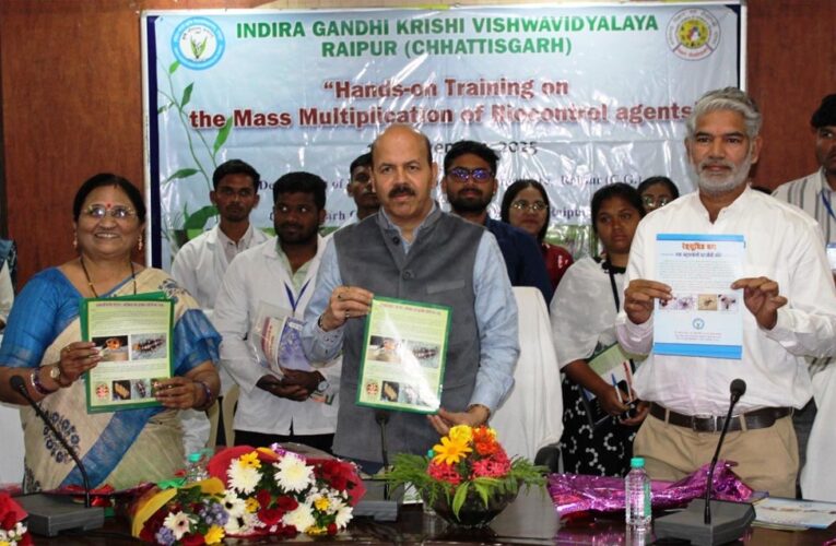 रायपुर : फसलों में बीमारियों के नियंत्रण के लिए जैव नियंत्रकों का उपयोग करें : डॉ. चंदेल
